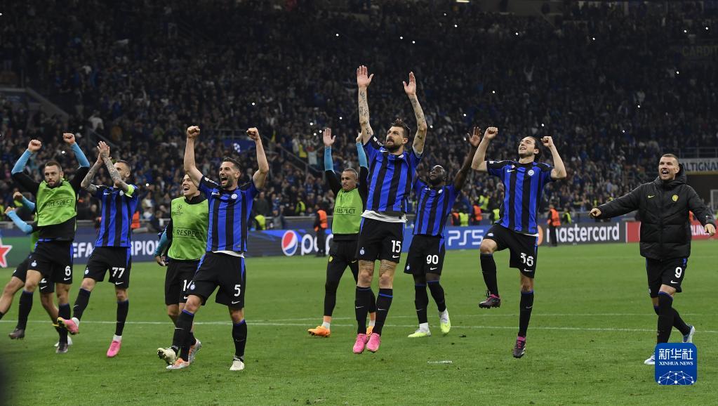 萨拉赫欧冠遭除名！利物浦内讧升级，功勋巨星与俱乐部彻底决裂（欧冠名单不见萨拉赫！利物浦风波加剧，功勋巨星与俱乐部分道扬镳）