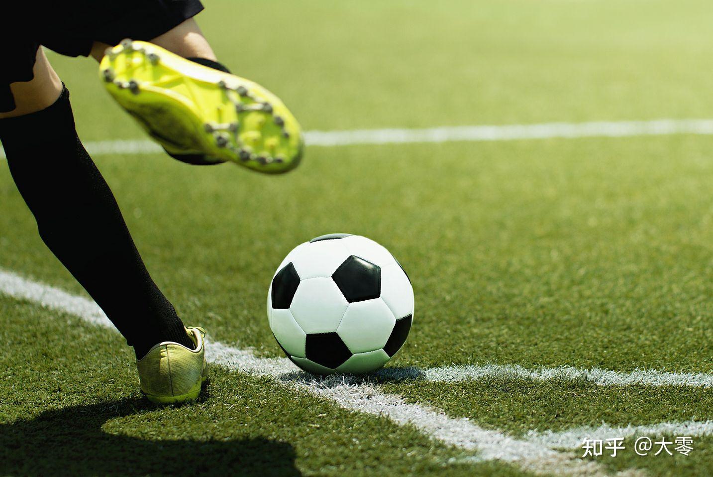 他抬头看了一眼记分牌，笑了（目光掠过记分牌，他笑了）