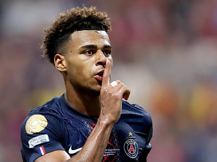 记者：本届世界杯将有半场球员和教练采访，赛前两天开发布会（记者透露：本届世界杯将引入半场球员、教练采访，赛前两日举行发布会）