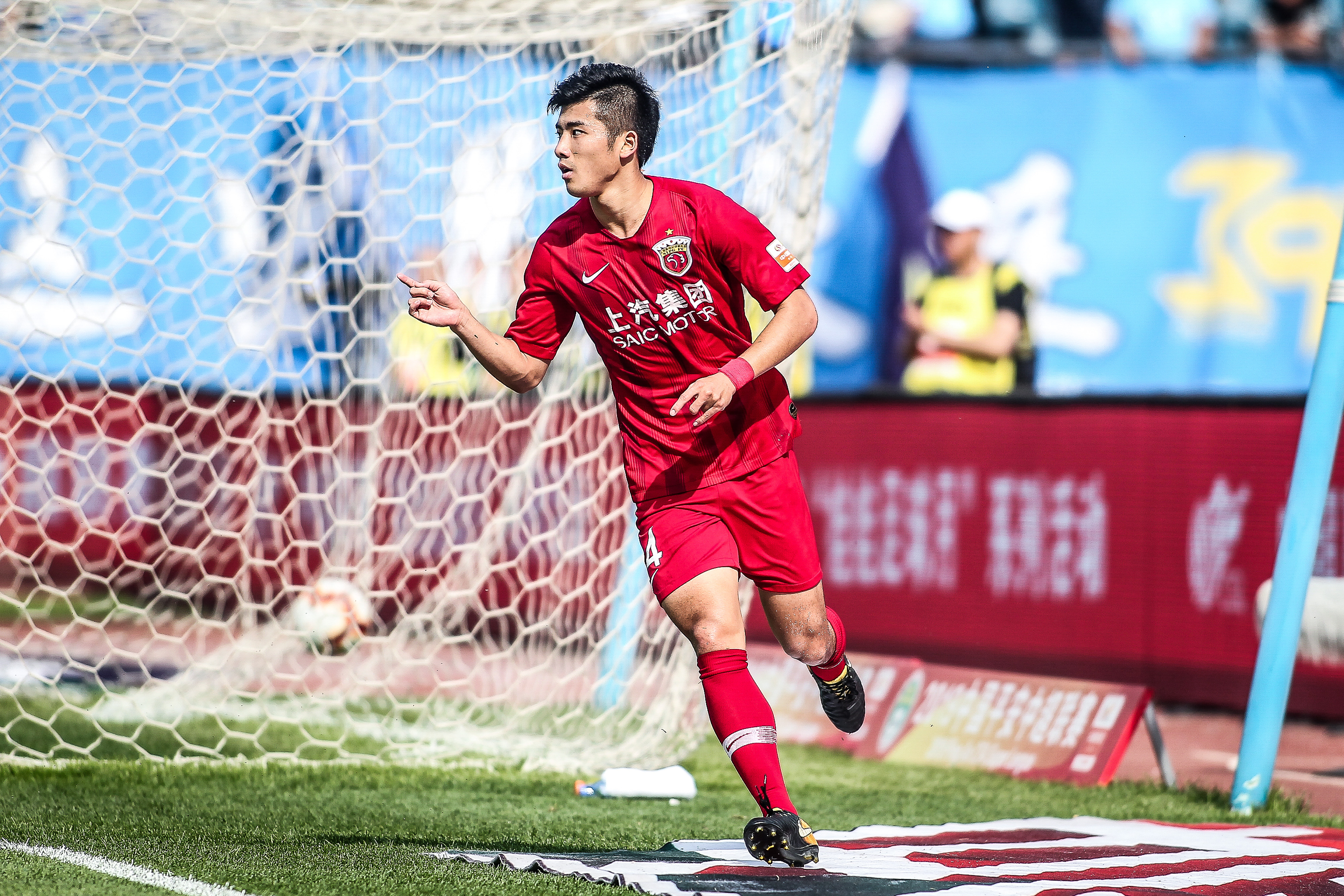 石破天惊！泰勒·亚当斯43米吊射破门为本赛季英超最远进球（惊天一脚！泰勒·亚当斯43米挑射入网，刷新本季英超最远进球纪录）