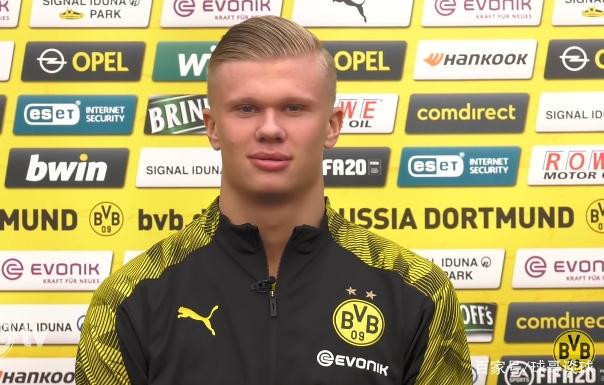 U22国足战韩国首发与负越南相比仅更换门将，王博豪继续出任中锋（U22国足对阵韩国首发沿用负越南阵容，仅门将调整，王博豪继续担任中锋）