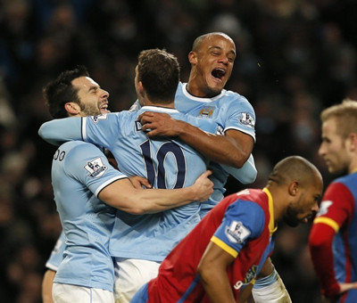 达成生涯400助里程碑，梅西赛后把球衣送给了看台上的父母