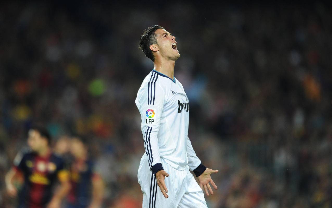 欧联比赛中一球员嘲讽对手鼻子形状，多名队友上前打抱不平